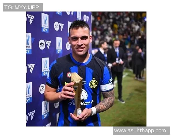 家中悠闲时光劳塔罗细致清理奖杯与MVP小雕像展现冠军风范